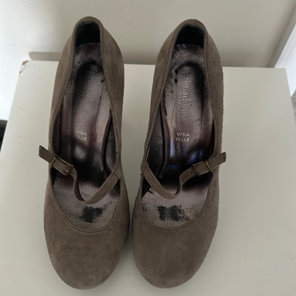 Grey pumps